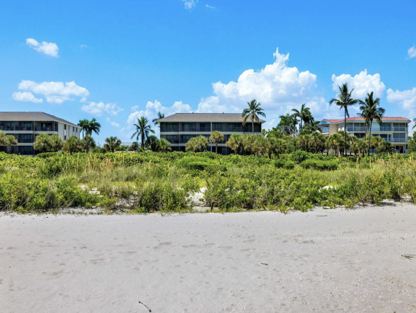 Family Friendly Complex in Sanibel Located on the Beach